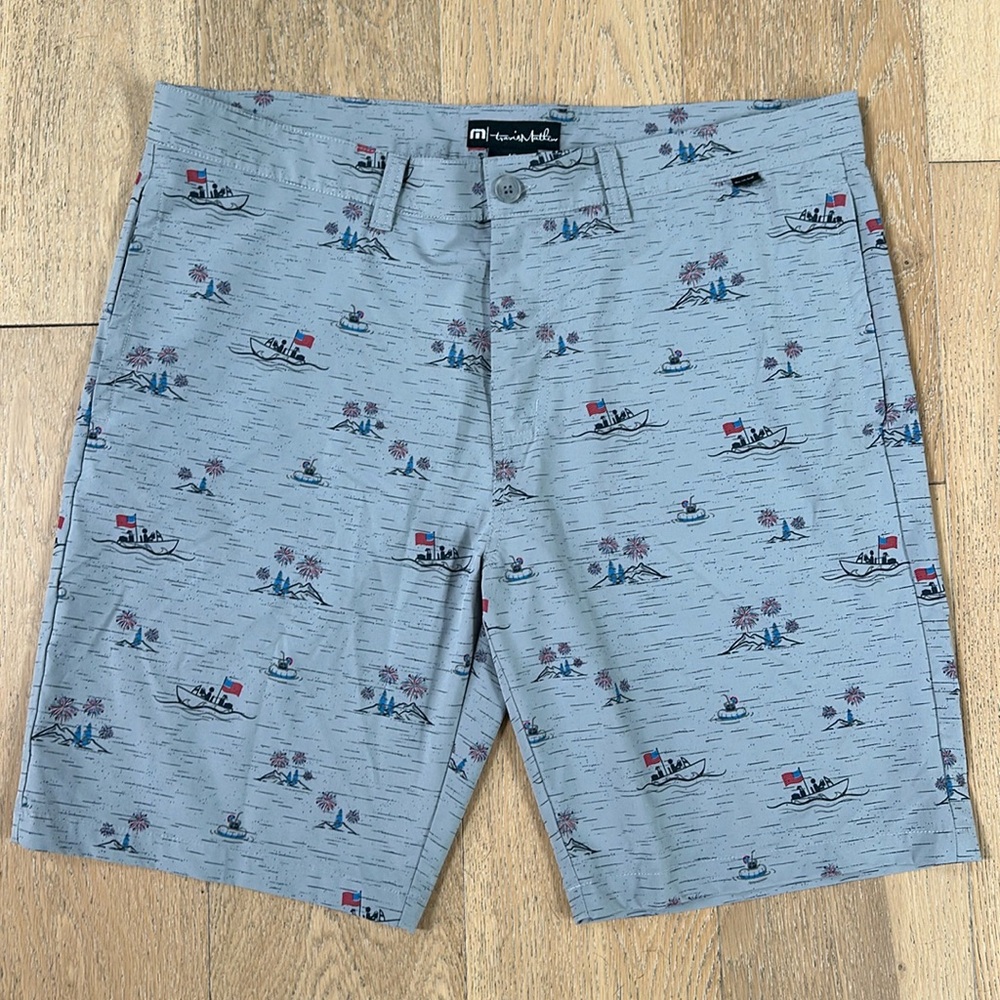 New without tags! Men’s Travis Matthew shorts.